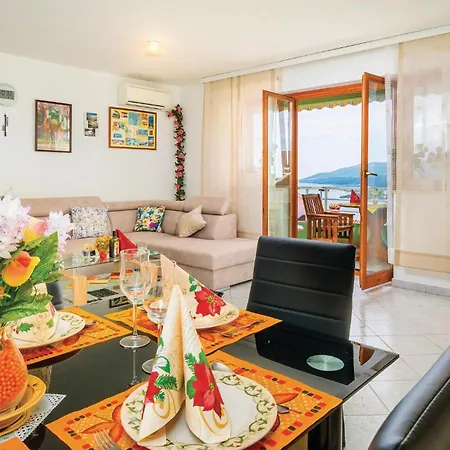 2 Bedroom Gorgeous In Apartament Rabac